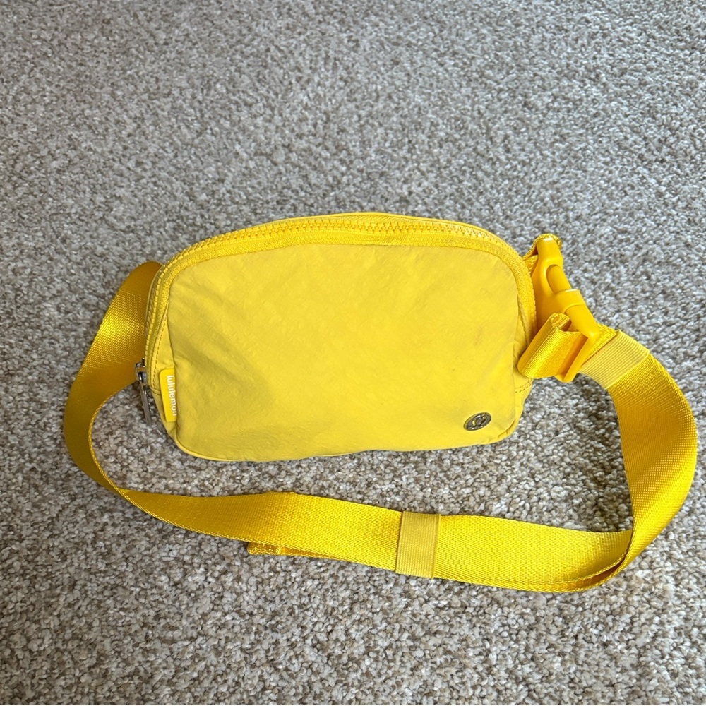 Lululemon belt bag yellow good used condition